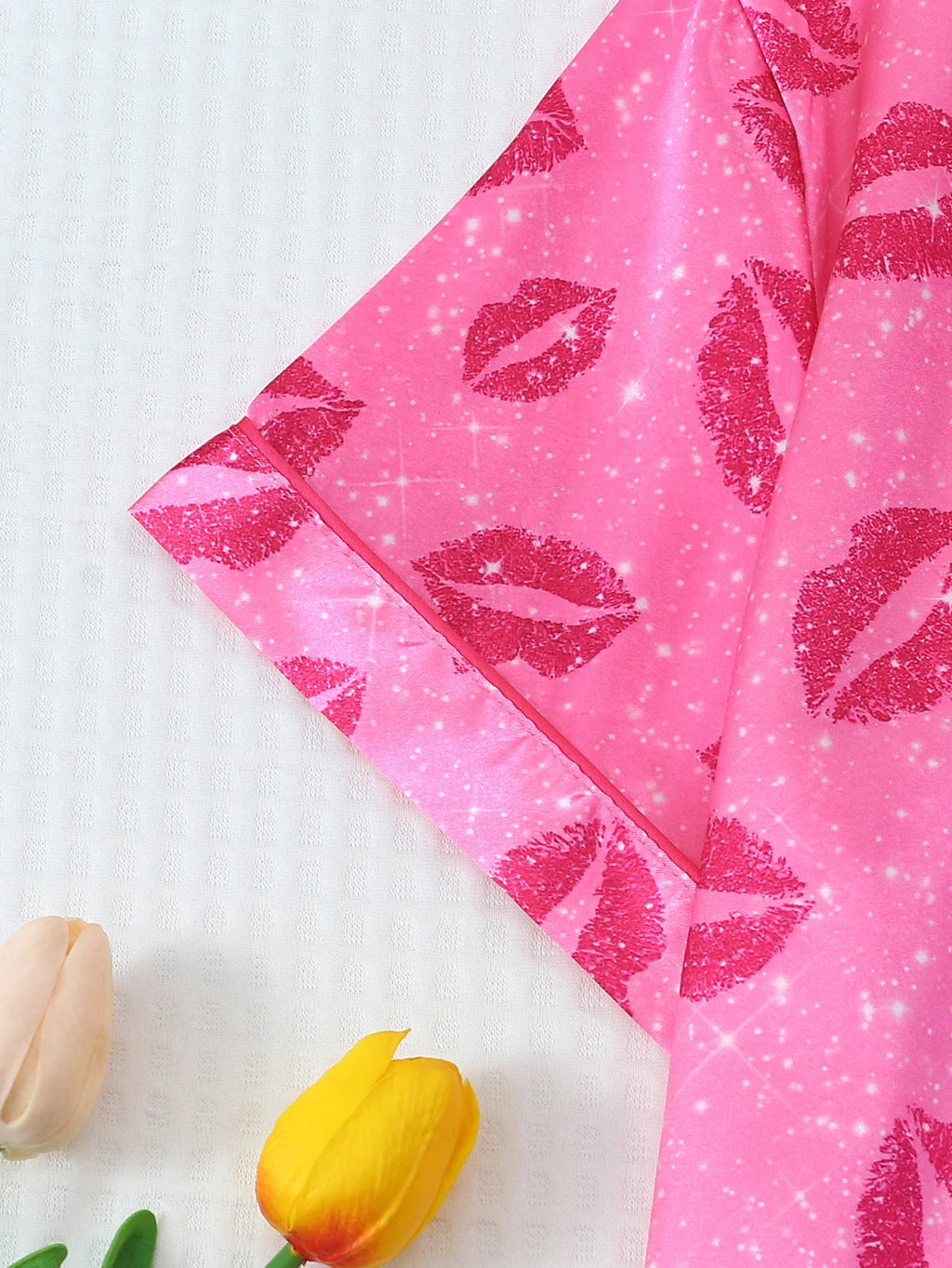 [Valentine's Day] 2-Piece Satin Pajamas with Lip Print, Short-Sleeved Shorts, Women's Pajamas, Loungewear Set Suitable for Home Use